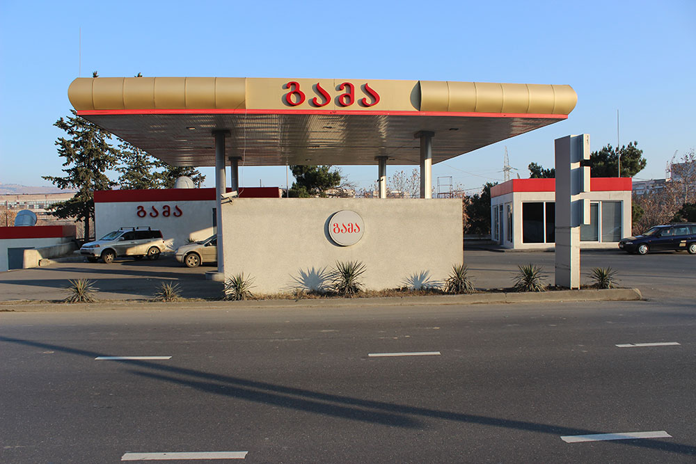 THE NET OF GAMA GAS REFUELING STATION TAKES CARE OF CUSTOMERS